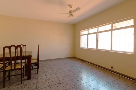 Casa à venda com 250m², 3 quartos e 4 vagasSala