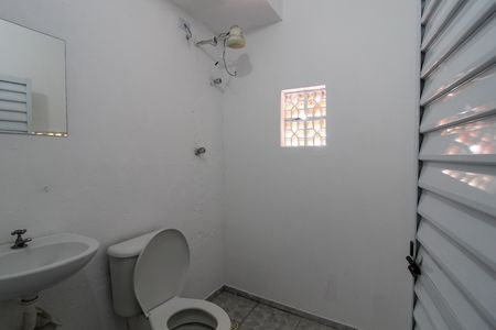Banheiro de serviço de casa para alugar com 1 quarto, 100m² em Jardim Ester, São Paulo