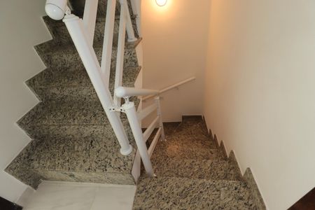 Casa para alugar com 118m², 3 quartos e 2 vagasCorredor para o segundo piso