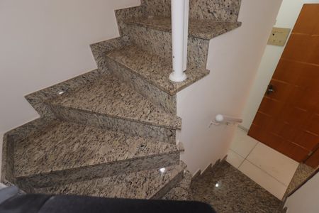 Casa para alugar com 118m², 3 quartos e 2 vagasCorredor para o primeiro piso