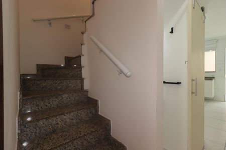 Casa para alugar com 118m², 3 quartos e 2 vagasCorredor para o primeiro piso
