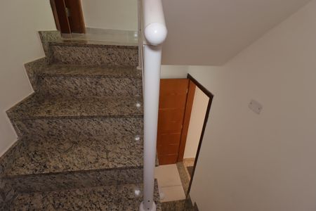 Casa para alugar com 118m², 3 quartos e 2 vagasCorredor para o primeiro piso