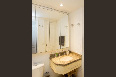 Banheiro de apartamento à venda com 1 quarto, 45m² em Chácara Itaim, São Paulo