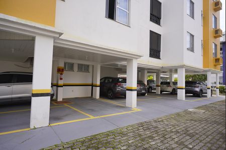 Área comum e garagens de apartamento para alugar com 2 quartos, 85m² em Itacorubi, Florianópolis