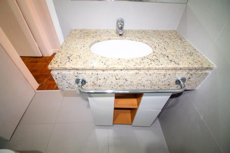 Casa à venda com 71m², 2 quartos e 2 vagasBanheiro social