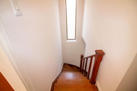 Casa à venda com 71m², 2 quartos e 2 vagasEscada