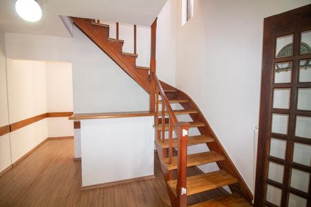 Casa à venda com 71m², 2 quartos e 2 vagasEscada