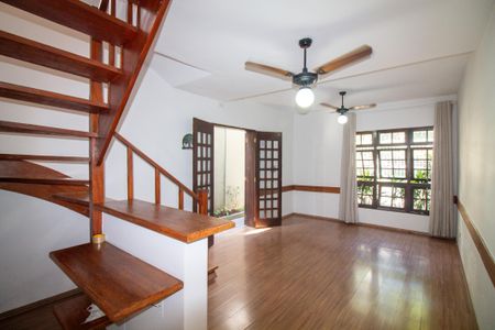 Casa à venda com 71m², 2 quartos e 2 vagasSala