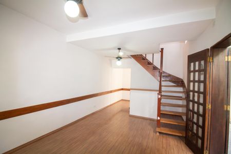 Casa à venda com 71m², 2 quartos e 2 vagasSala