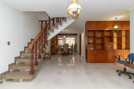 Casa para alugar com 4 quartos, 255m² em Jardim Piqueroby, São Paulo