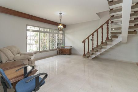 Casa para alugar com 4 quartos, 255m² em Jardim Piqueroby, São Paulo