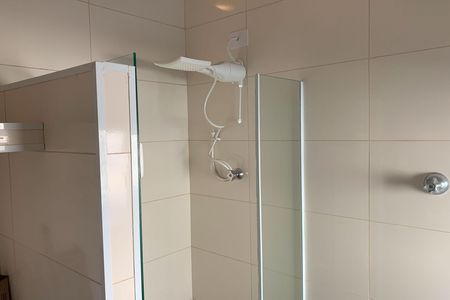 Banheiro de kitnet/studio para alugar com 1 quarto, 31m² em Gonzaga, Santos