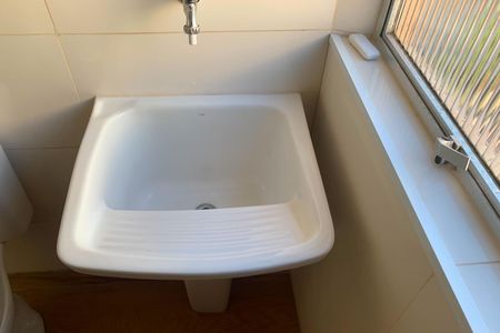 Banheiro de kitnet/studio para alugar com 1 quarto, 31m² em Gonzaga, Santos