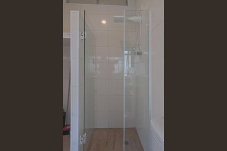 Banheiro de kitnet/studio para alugar com 1 quarto, 31m² em Gonzaga, Santos