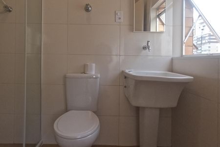 Banheiro de kitnet/studio para alugar com 1 quarto, 31m² em Gonzaga, Santos