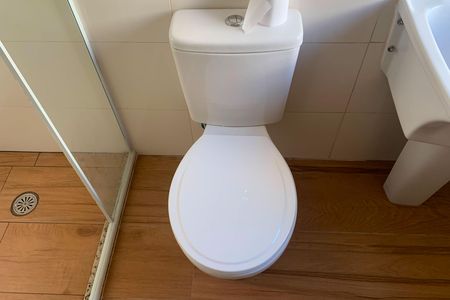 Banheiro de kitnet/studio para alugar com 1 quarto, 31m² em Gonzaga, Santos