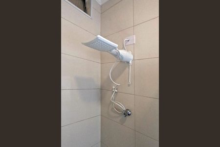 Banheiro de kitnet/studio para alugar com 1 quarto, 31m² em Gonzaga, Santos