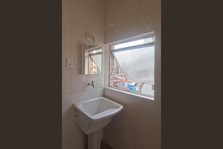 Banheiro de kitnet/studio para alugar com 1 quarto, 31m² em Gonzaga, Santos