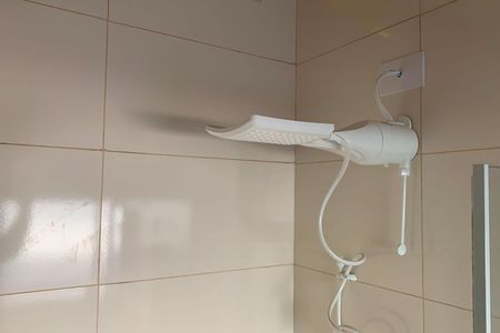 Banheiro de kitnet/studio para alugar com 1 quarto, 31m² em Gonzaga, Santos