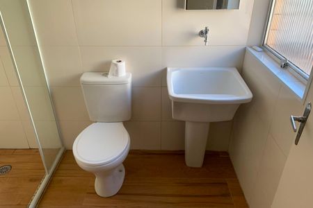 Banheiro de kitnet/studio para alugar com 1 quarto, 31m² em Gonzaga, Santos
