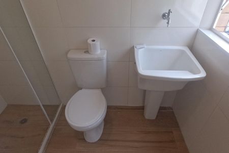 Banheiro de kitnet/studio para alugar com 1 quarto, 31m² em Gonzaga, Santos