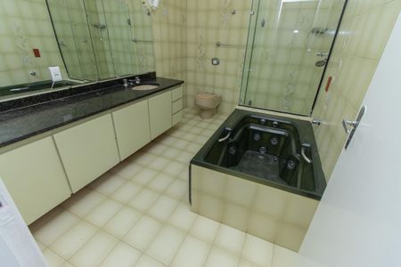 Casa à venda com 477m², 4 quartos e 4 vagasBanheiro da Suíte 2