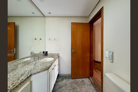 Apartamento para alugar com 200m², 3 quartos e 3 vagasBanheiro Suíte 1