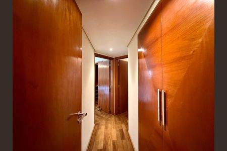 Apartamento para alugar com 200m², 3 quartos e 3 vagasCorredor Quartos