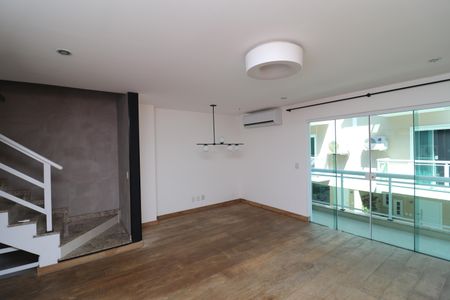 Sala de casa de condomínio para alugar com 3 quartos, 101m² em Praia da Bandeira, Rio de Janeiro