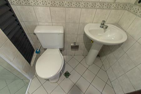 Banheiro Social de kitnet/studio para alugar com 1 quarto, 50m² em Campina do Siqueira, Curitiba