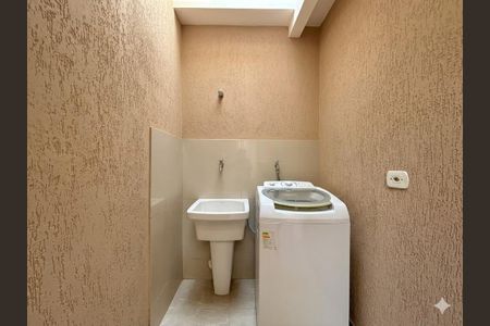 Casa à venda com 174m², 3 quartos e 2 vagas Casa à venda com 174m², 3 quartos e 2 vagasÁrea de Serviço