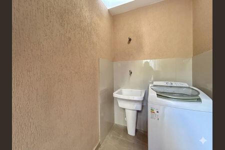 Casa à venda com 174m², 3 quartos e 2 vagas Casa à venda com 174m², 3 quartos e 2 vagasÁrea de Serviço