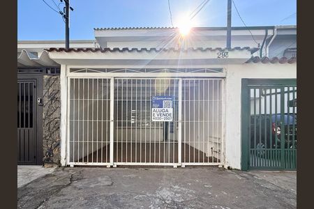 Fachada de casa à venda com 2 quartos, 100m² em Vila Cordeiro, São Paulo