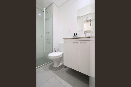 Banheiro social de kitnet/studio para alugar com 1 quarto, 25m² em Pinheiros, São Paulo