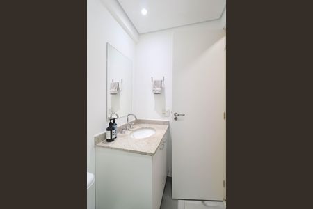 Banheiro social de kitnet/studio para alugar com 1 quarto, 25m² em Pinheiros, São Paulo