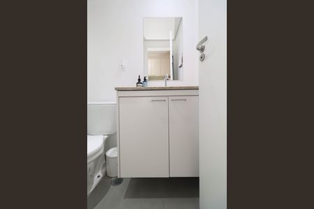 Banheiro social de kitnet/studio para alugar com 1 quarto, 25m² em Pinheiros, São Paulo