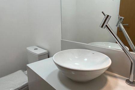 Lavabo de apartamento para alugar com 2 quartos, 85m² em Aparecida, Santos