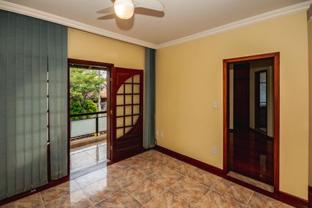 Casa à venda com 220m², 4 quartos e 2 vagasHall