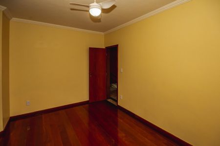 Casa à venda com 220m², 4 quartos e 2 vagasSuíte