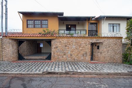 Casa à venda com 220m², 4 quartos e 2 vagasFachada