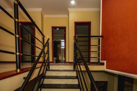 Casa à venda com 220m², 4 quartos e 2 vagasEscada