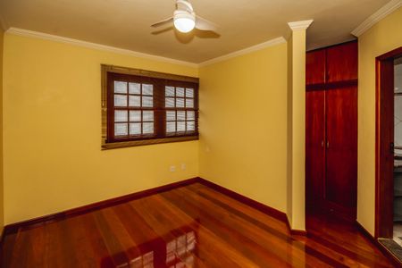 Casa à venda com 220m², 4 quartos e 2 vagasSuíte