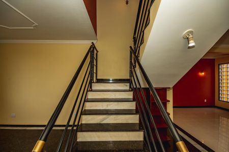 Casa à venda com 220m², 4 quartos e 2 vagasEscada