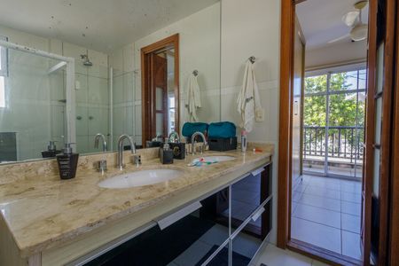 Casa de condomínio à venda com 213m², 4 quartos e 3 vagasBanheiro da Suíte 1