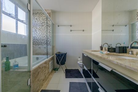 Casa de condomínio à venda com 213m², 4 quartos e 3 vagasBanheiro da Suíte 1