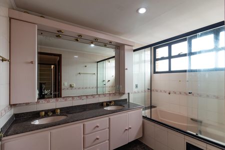 Apartamento à venda com 204m², 2 quartos e 3 vagas Apartamento à venda com 204m², 2 quartos e 3 vagasBanheiro da Suíte