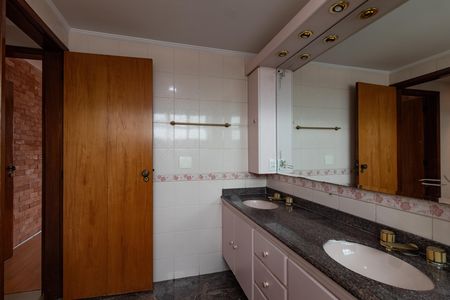 Apartamento à venda com 204m², 2 quartos e 3 vagas Apartamento à venda com 204m², 2 quartos e 3 vagasBanheiro da Suíte