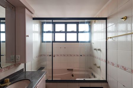 Apartamento à venda com 204m², 2 quartos e 3 vagas Apartamento à venda com 204m², 2 quartos e 3 vagasBanheiro da Suíte