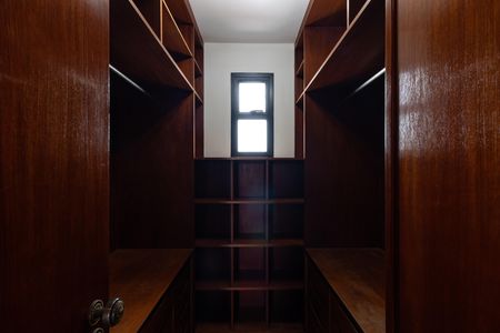 Apartamento à venda com 204m², 2 quartos e 3 vagas Apartamento à venda com 204m², 2 quartos e 3 vagasCloset da suíte
