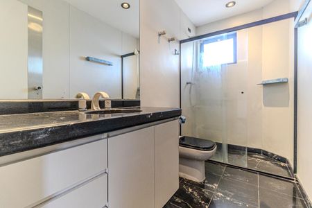 Apartamento à venda com 195m², 3 quartos e 3 vagas Apartamento à venda com 195m², 3 quartos e 3 vagasBanheiro da Suíte 2